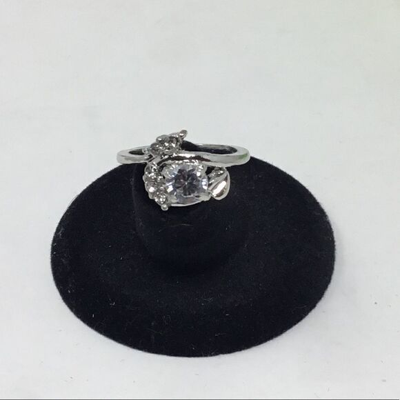 Brilliant Round CZ In Leaf Wrap Setting (H15) - Picture 1 of 4